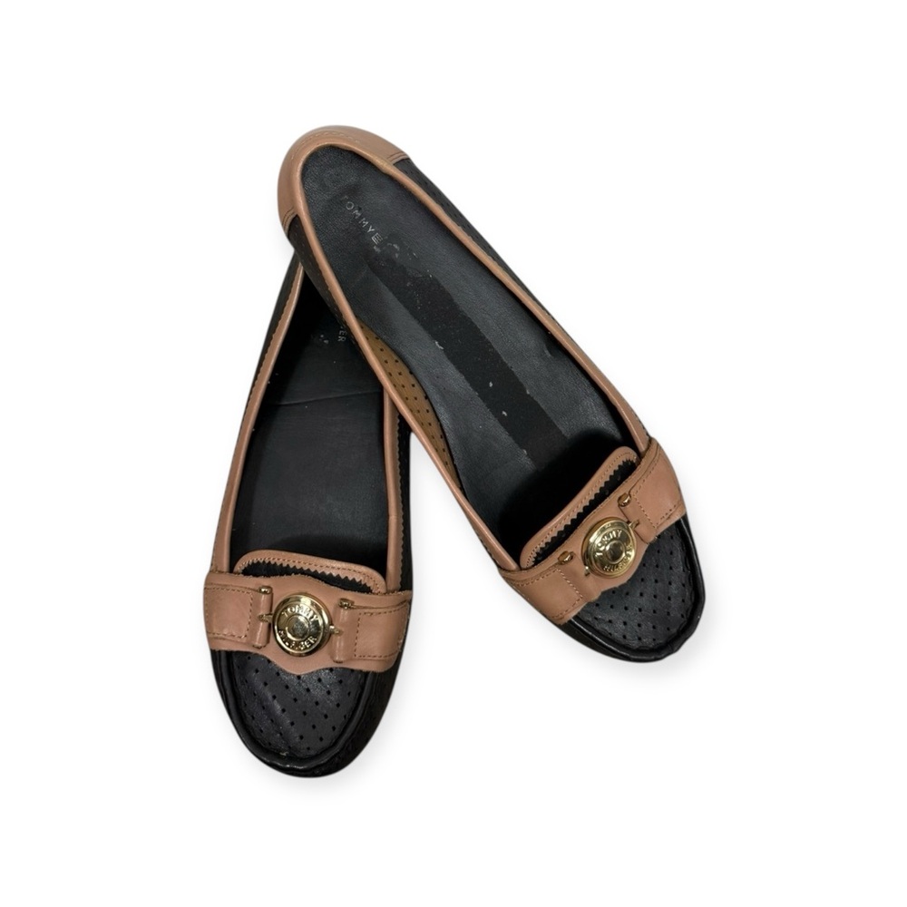 Tommy Hilfiger black and brien loafers with gold emblem size 9.5
